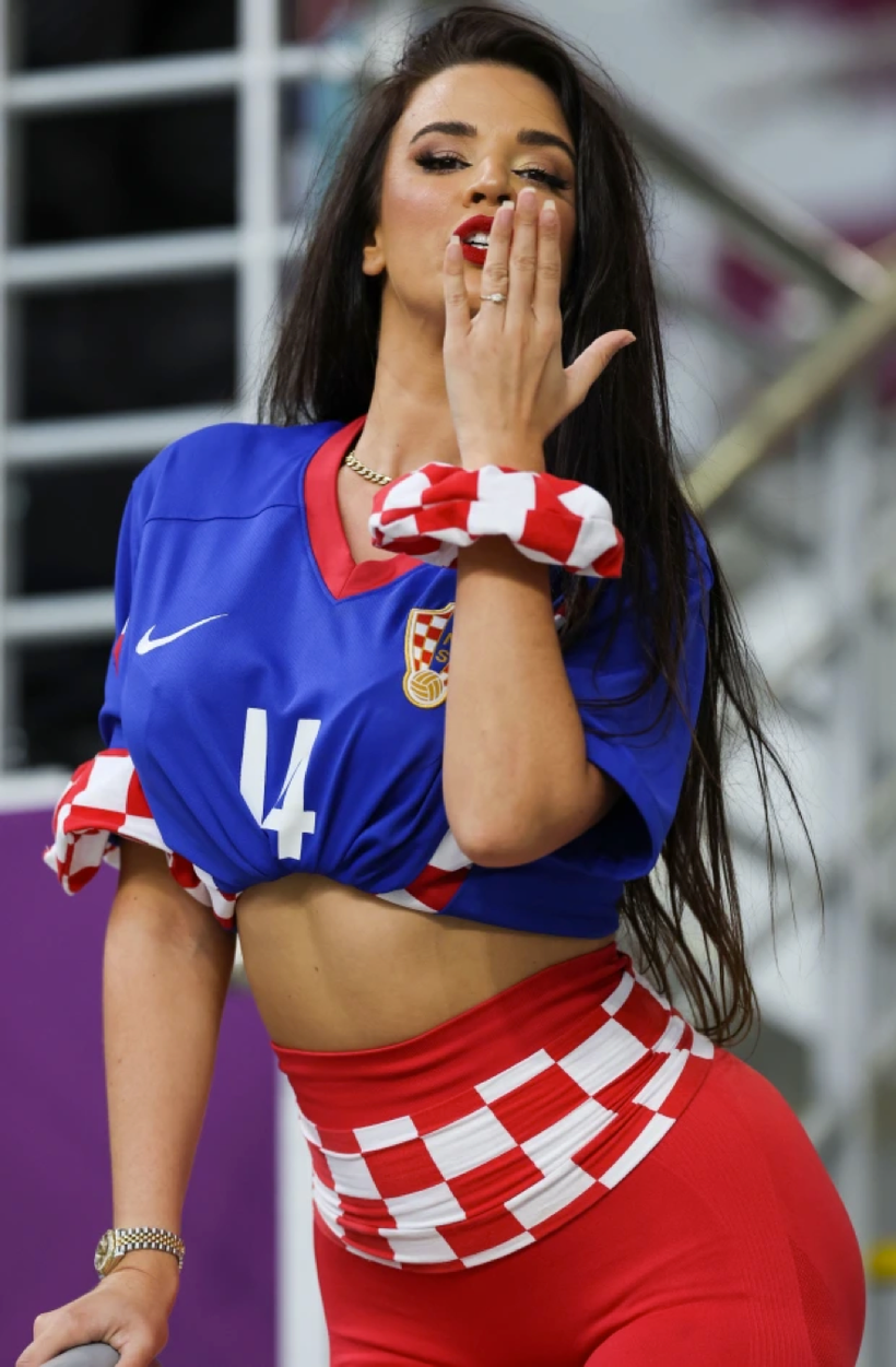 Chùm ảnh: Cổ động viên ‘nóng bỏng nhất’ World Cup mừng Croatia đoạt hạng 3  ảnh 1
