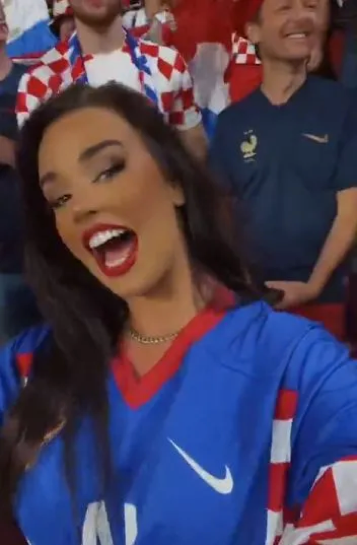 Chùm ảnh: Cổ động viên ‘nóng bỏng nhất’ World Cup mừng Croatia đoạt hạng 3  ảnh 3