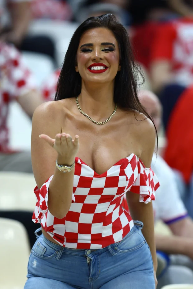 Chùm ảnh: Cổ động viên ‘nóng bỏng nhất’ World Cup mừng Croatia đoạt hạng 3  ảnh 4