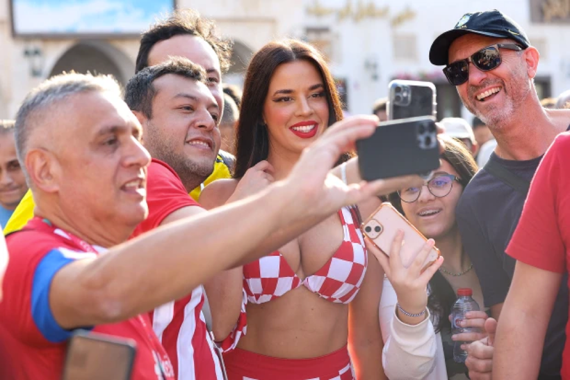 Chùm ảnh: Cổ động viên ‘nóng bỏng nhất’ World Cup mừng Croatia đoạt hạng 3  ảnh 7