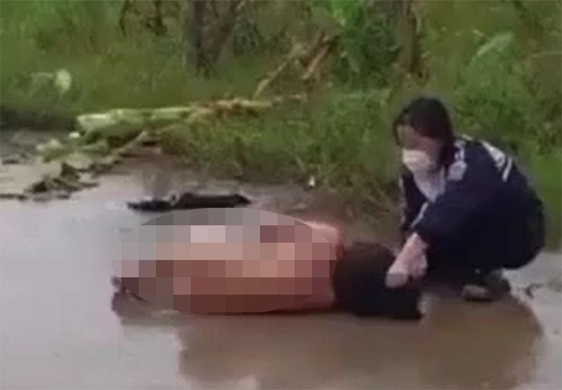 Nữ sinh mặc áo đồng phục đánh và lột đồ nạn nhân giữa đường (Ảnh cắt từ clip).