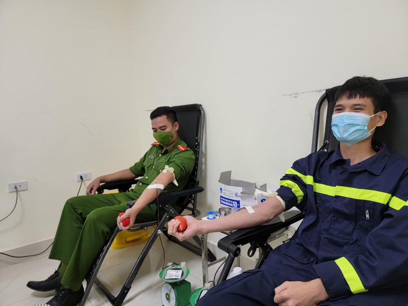 Hai chiến sỹ Công an đang hiến máu cứu người tại Bệnh viện Đa khoa tỉnh Sơn La.