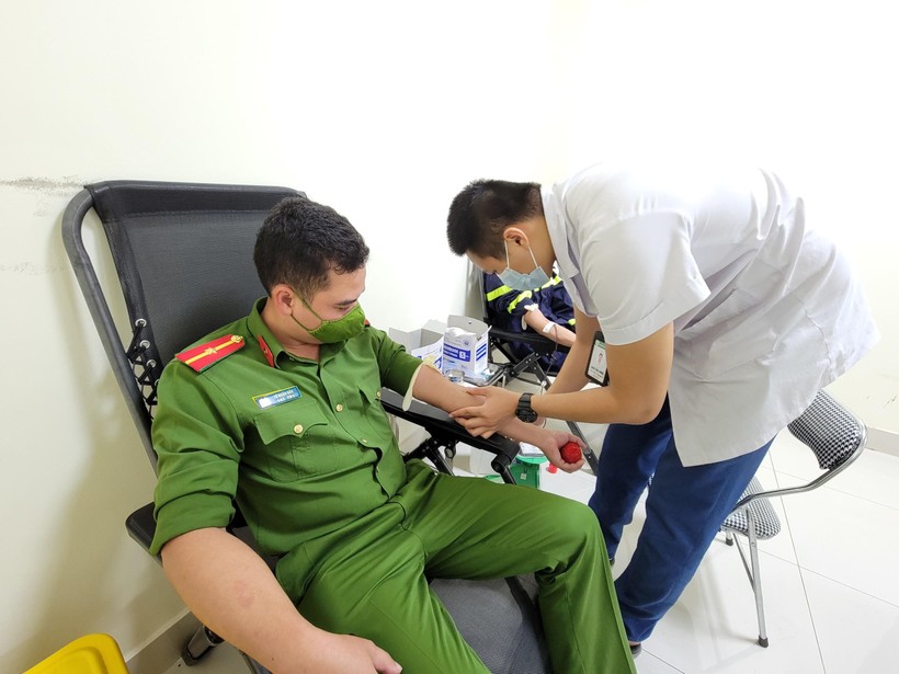Hai chiến sỹ Công an Sơn La hiến máu cứu cụ ông qua cơn nguy kịch ảnh 1