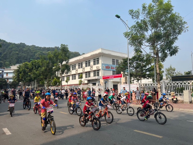 Học sinh Tiểu học Lào Cai thể hiện quyết tâm cao khi tham gia giải đua.