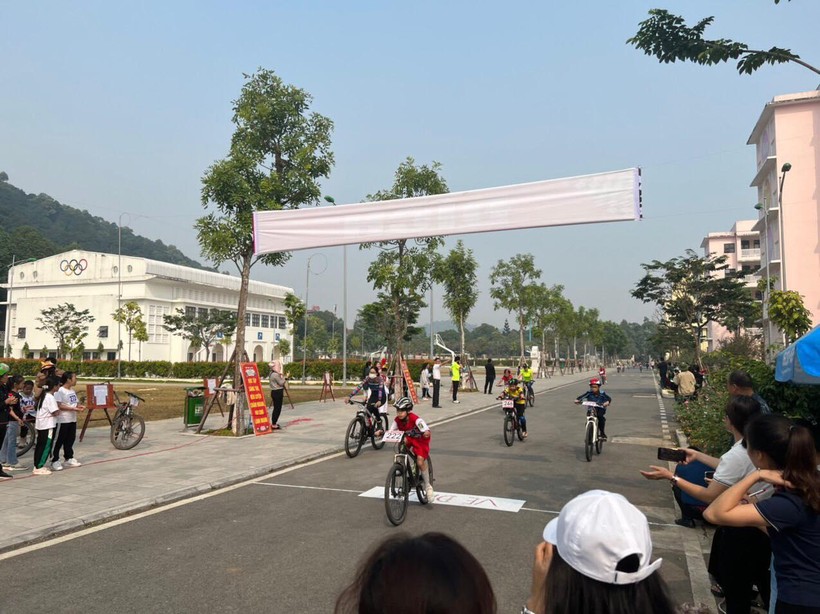 Học sinh Tiểu học Lào Cai tranh tài Giải đua xe đạp Nguyễn Du mở rộng ảnh 2