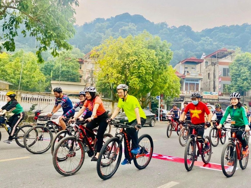 Học sinh Tiểu học Lào Cai tranh tài Giải đua xe đạp Nguyễn Du mở rộng ảnh 1