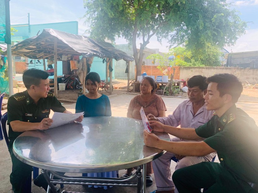 Cán bộ, chiến sĩ Đồn Biên phòng Phước Dinh thăm hỏi động viên gia đình em Hùng Nữ Phương Trúc. 