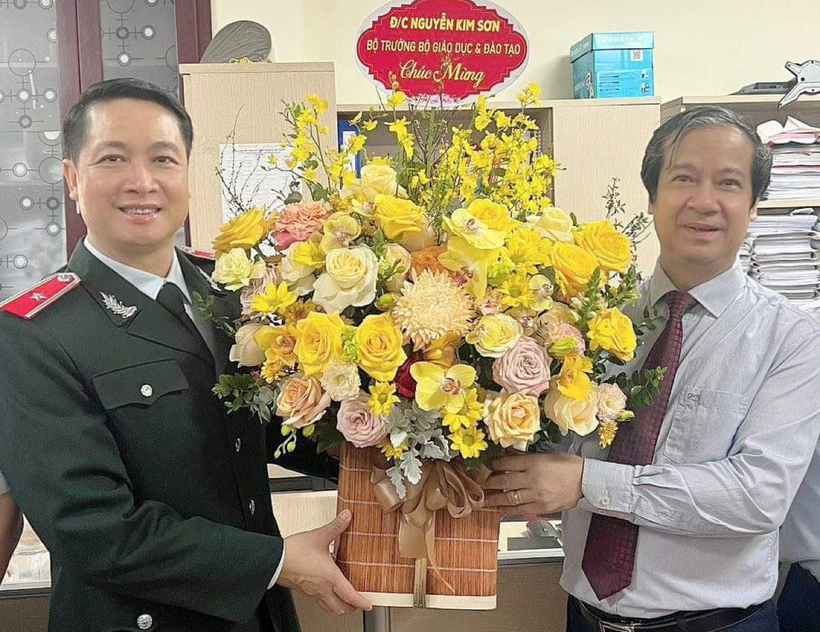 Bộ trưởng Bộ GD&ĐT tặng hoa chúc mừng cán bộ, công chức Thanh tra Bộ GD&ĐT.