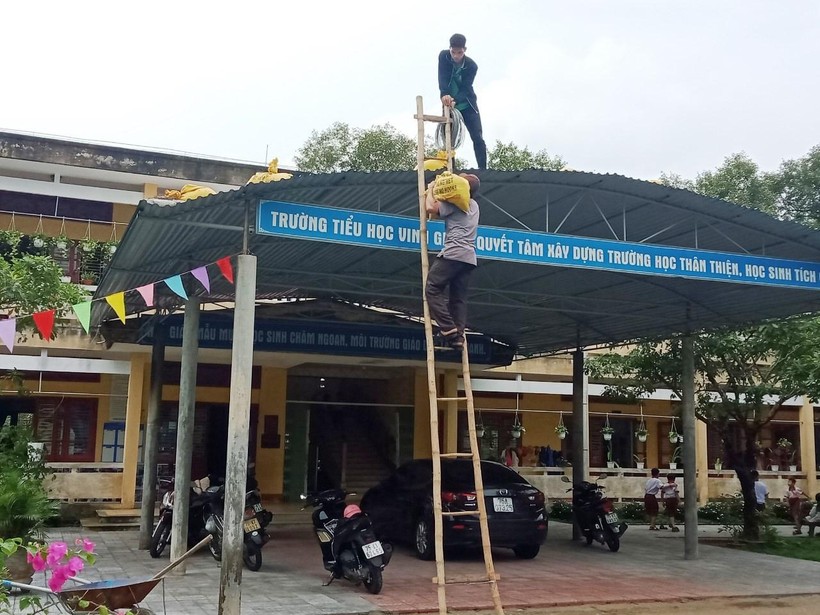 Các giáo viên tỉnh Thừa Thiên - Huế đang chằng chống mái trường học trước bão Noru.