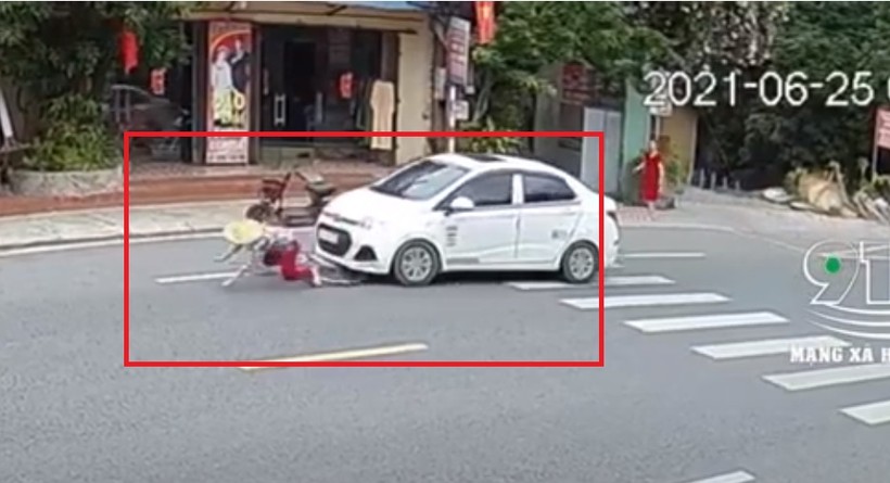 Video: Sang đường bất cẩn, người phụ nữ đi xe đạp bị ô tô đâm trúng