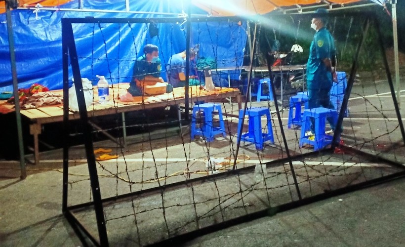 Một cụm dân cư ở Đăk Hà với 33 hộ dân được phong tỏa chặt sau khi ghi nhận chùm ca F0, gồm 5 ca bệnh trong cùng gia đình. Ảnh: HL.