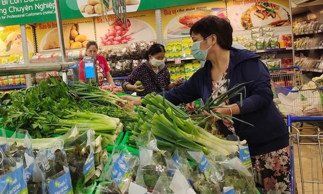 Người tiêu dùng lựa chọn rau tại siêu thị. Ảnh minh họa: Thùy Linh.