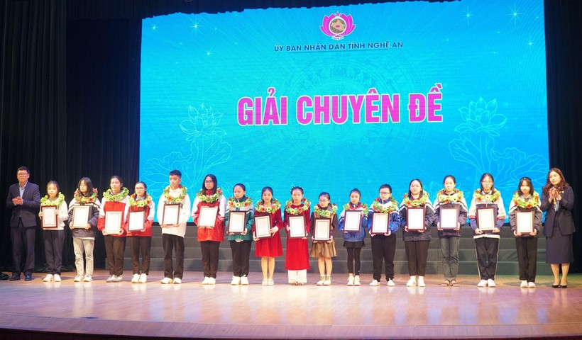 Nghệ An trao thưởng cho 44 thí sinh đạt giải Đại sứ Văn hóa đọc lần thứ IV ảnh 3