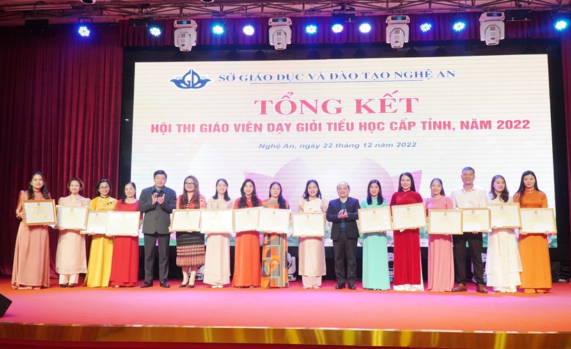 Nghệ An công nhận gần 400 thầy cô đạt giáo viên dạy giỏi tiểu học cấp tỉnh ảnh 5