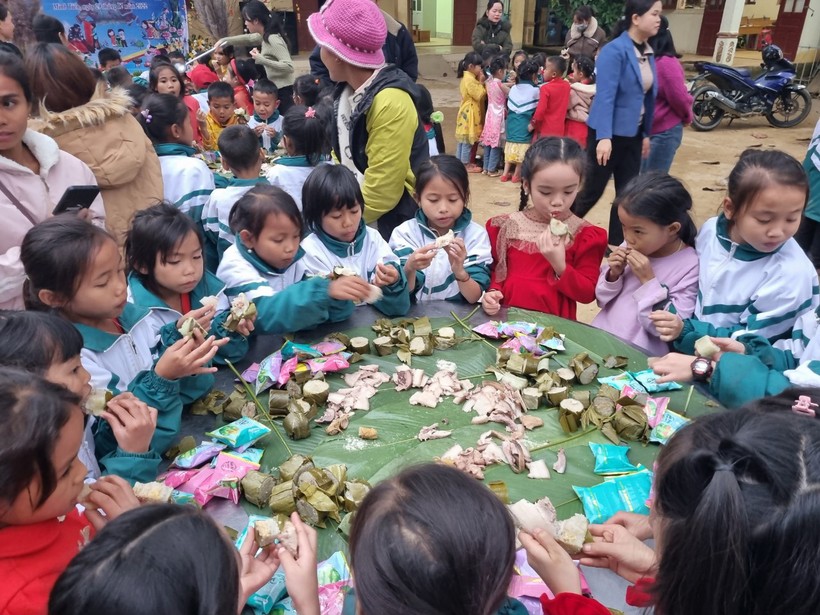 Trường vùng cao Nghệ An vui tết sớm cho học sinh người Thái, Khơ Mú ảnh 8