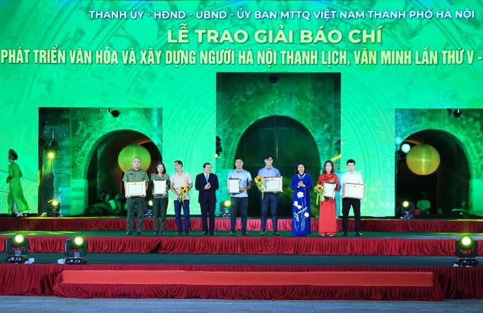 Đồng chí Lại Xuân Môn và đồng chí Nguyễn Thị Tuyến trao giải A cho các tác giả, nhóm tác giả