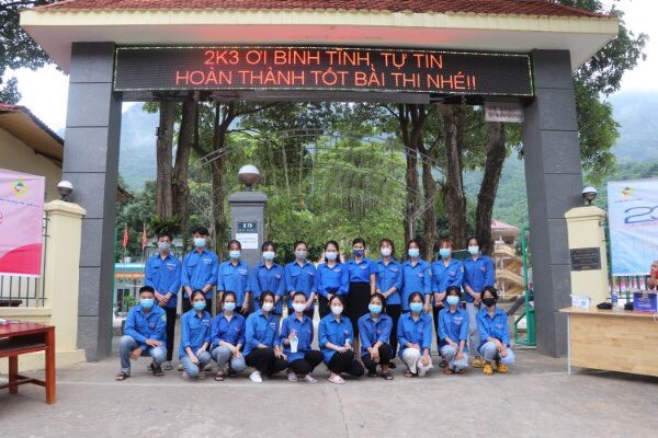 Lực lượng Thanh niên tình nguyện huyện Quan Hóa (Thanh Hóa) hăng hái tiếp sức mùa thi 2021.