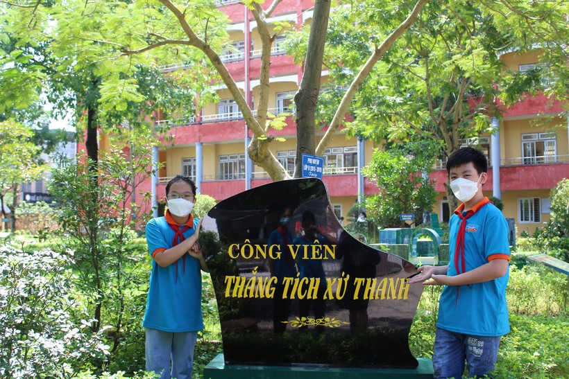 Công viên thắng tích xứ Thanh của Trường THCS Trần Mai Ninh (TP Thanh Hóa) có diện tích khoảng 2.000 m2, mô phỏng nhiều di tích, danh lam thắng cảnh tiêu biểu xứ Thanh.