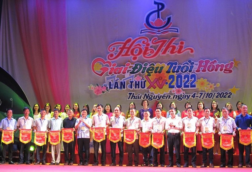 Lãnh đạo Sở GD&ĐT, Ban Tuyên giáo Tỉnh ủy Thái Nguyên trao Cờ lưu niệm cho các đoàn tham gia Hội thi.