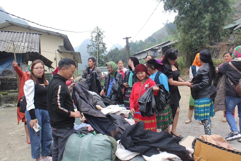 Trao tặng hơn 1000 áo ấm cho học sinh nghèo và đồng bào khó khăn ở Mèo Vạc ảnh 6