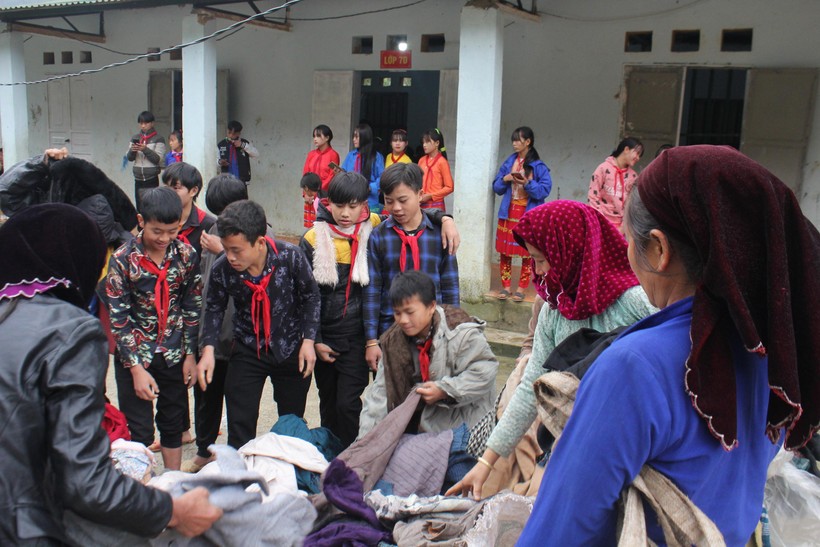 Trao tặng hơn 1000 áo ấm cho học sinh nghèo và đồng bào khó khăn ở Mèo Vạc ảnh 7