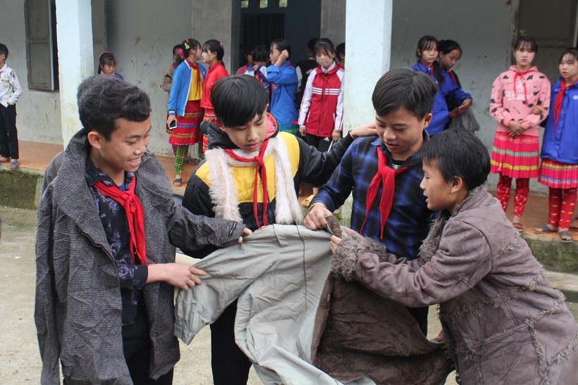 Niềm vui của các em học sinh trường THCS Giàng Chu Phìn, huyện Mèo Vạc khi được tặng áo ấm cho bản thân và các thành viên trong gia đình.