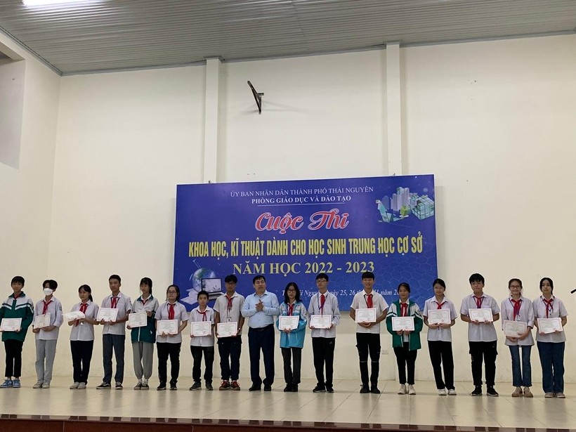BTC trao giải khích lệ động viên các đội tham gia Cuộc thi Khoa học kỹ thuật (KHKT) dành cho học sinh THCS thành phố Thái Nguyên, năm học 2022-2023.