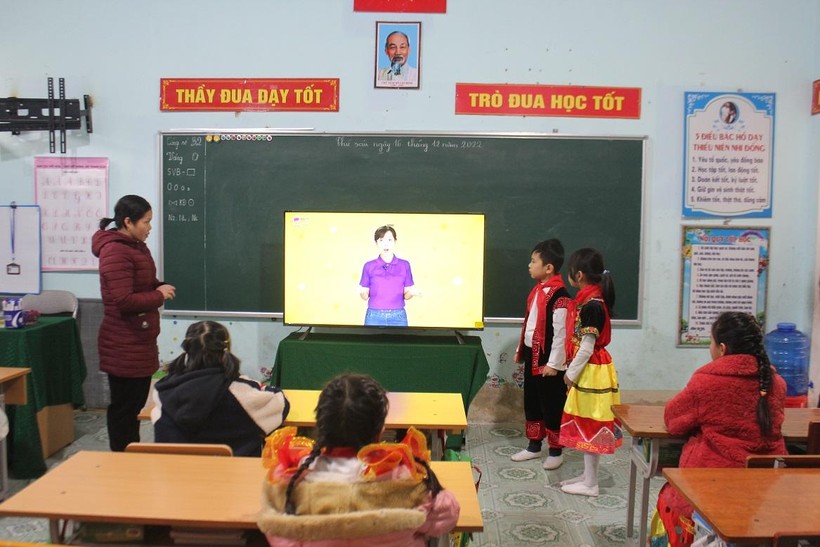 Vụ Giáo dục Tiểu học tặng quà cho một số trường học khó khăn tại tỉnh Hà Giang ảnh 2