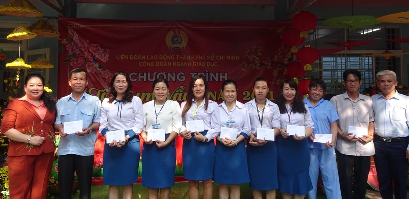 Đại diện Công đoàn GD TP.HCM trao quà Tết cho giáo viên, nhân viên Trung tâm Hỗ trợ phát triển giáo dục hòa nhập Tân Bình. Ảnh T.Nguyễn