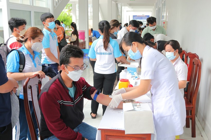 Đông đảo viên chức, giảng viên, sinh viên Trường ĐH Kiên Giang tham gia hiến máu tình nguyện.