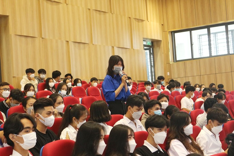 Các em học sinh tham gia Ngày hội tư vấn hướng nghiệp và tuyển sinh.