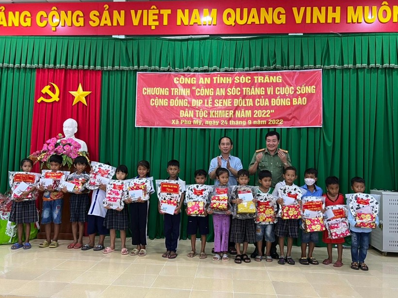 Đại tá Lâm Thành Sol, Giám đốc công an tỉnh Sóc Trăng tặng quà cho học sinh.