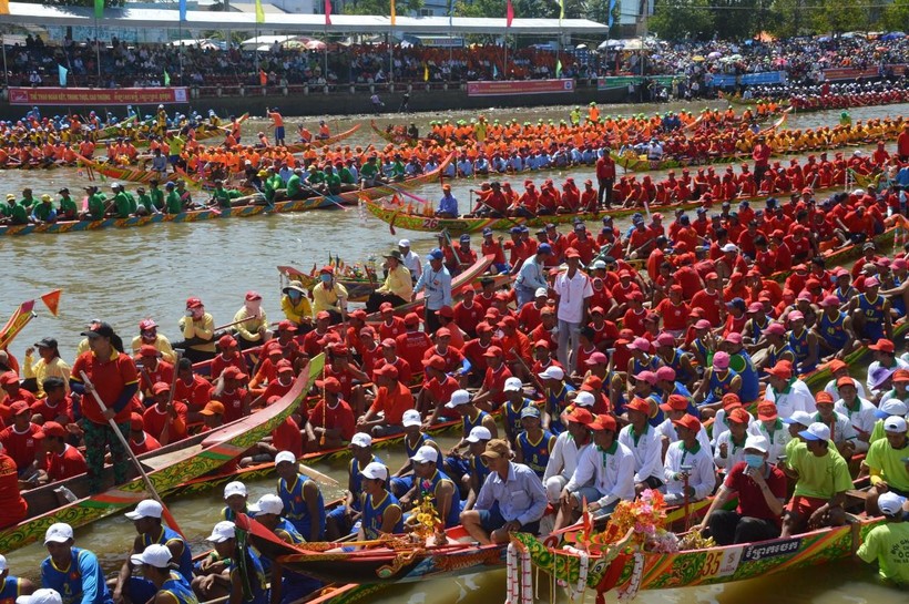 Lễ hội đua ghe Ngo tại tỉnh Sóc Trăng.