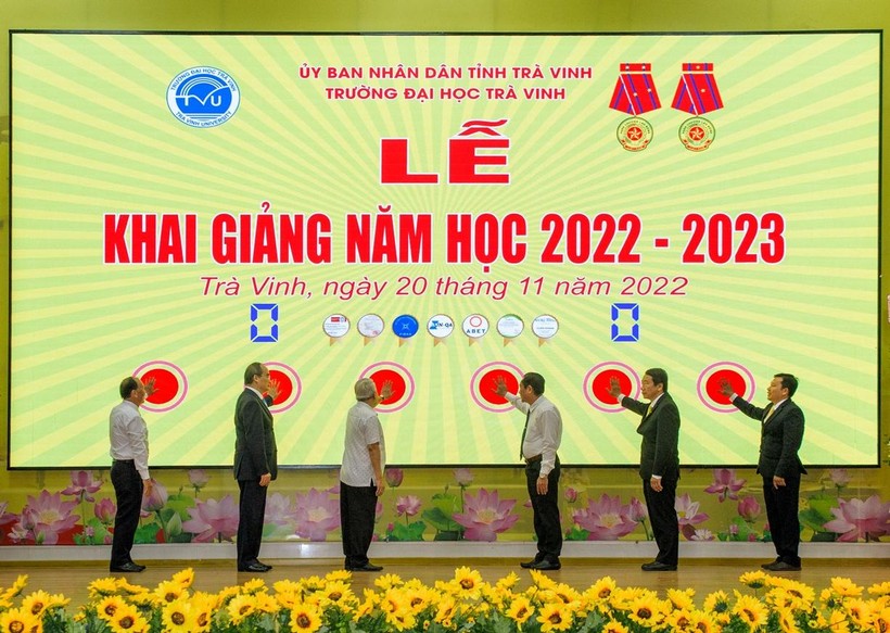 Đại biểu và lãnh đạo nhà trường phát lệnh khai giảng năm học 2022 - 2023.