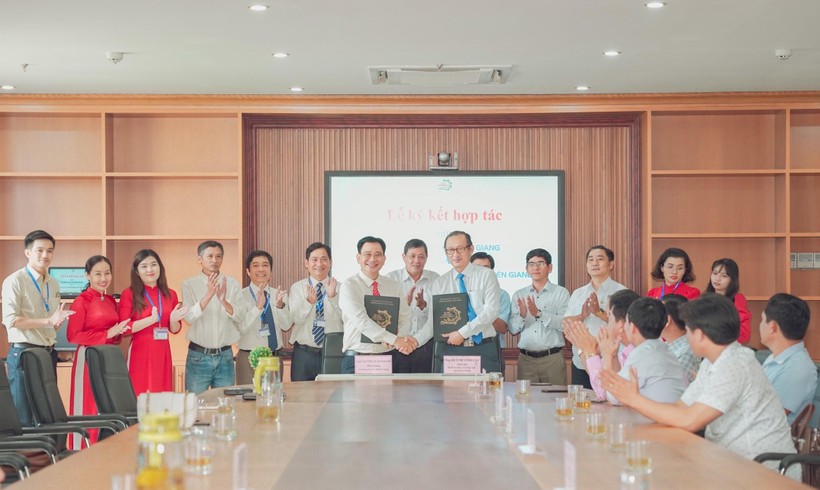 Lãnh đạo Sở KH&CN tỉnh Kiên Giang và Trường ĐH Kiên Giang ký kết ghi nhớ hợp tác.