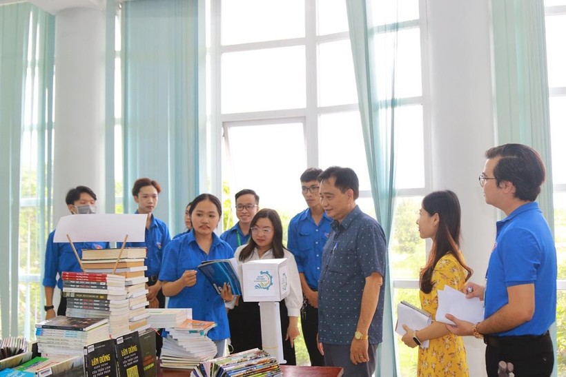 Trường ĐH Kiên Giang ra mắt câu lạc bộ Sách và Tuổi trẻ ảnh 1