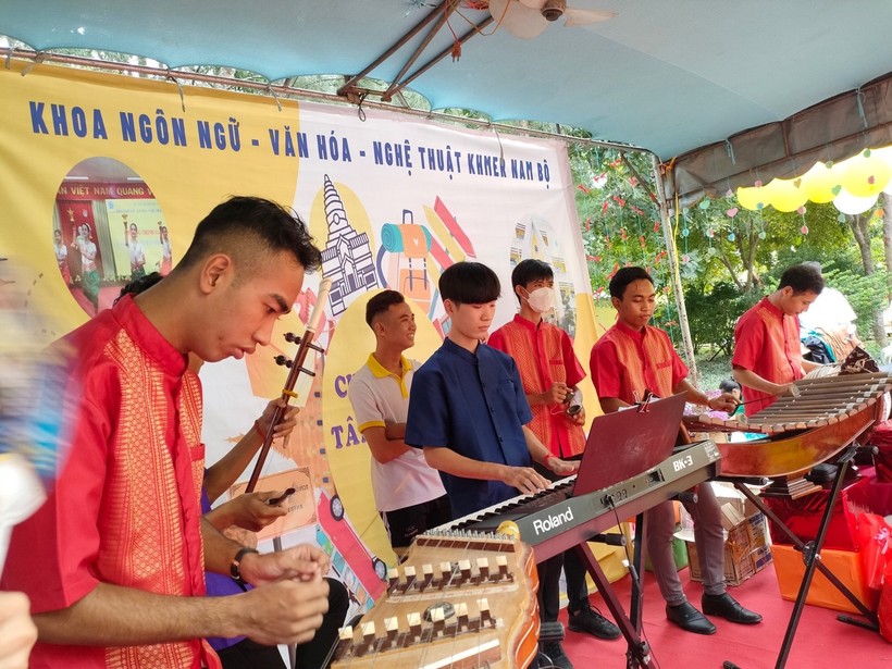 Sinh viên Khoa Ngôn ngữ - Văn hóa - Nghệ thuật Khmer Nam Bộ (Trường ĐH Trà Vinh) biểu diễn nhạc cụ dân tộc.