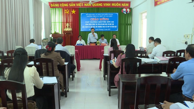 Thứ trưởng Nguyễn Hữu Độ kiểm tra thực hiện nhiệm vụ năm học ở Kiên Giang ảnh 1