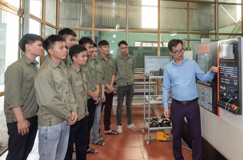 Giảng viên khoa Cơ khí hướng dẫn sinh viên thao tác trên máy gia công CNC