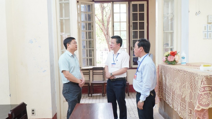 Ông Nguyễn Thanh Bình - Phó Chủ tịch UBND tỉnh Thừa Thiên - huế đi kiểm tra tại điểm thi trường THPT chuyên Quốc Học.