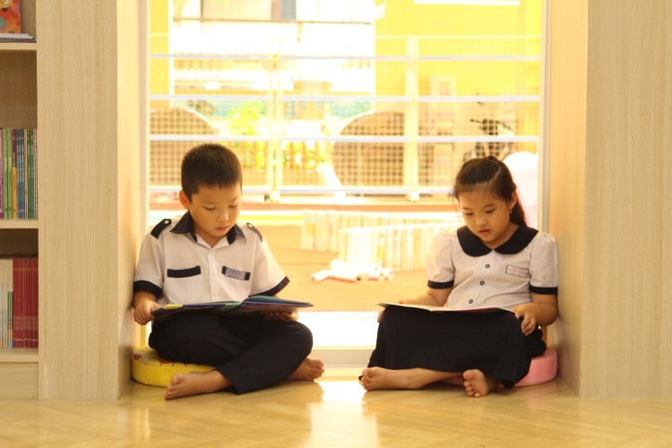  Học sinh Trường Tiểu học Nguyễn Bỉnh Khiêm  (Quận 1) đọc sách trong  thư viện. Ảnh: Tuấn Anh