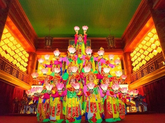 Múa “Lục cúng hoa đăng” tại nhà hát Duyệt Thị Đường trong Đại Nội - Huế. Ảnh: Cát Tường.