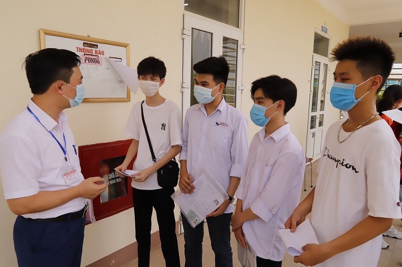 Thầy giáo Lê Duy Nam, Trưởng điểm thi Trường THPT chuyên Thái Nguyên kiểm tra, nhắc nhở và dặn dò các thí sinh trước khi vào phòng thi.
