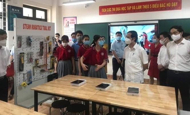 Bộ trưởng Bộ GD&ĐT Nguyễn Kim Sơn thăm và trò chuyện cùng học sinh Trường THCS Lê Quý Đôn, TP Lào Cai (Lào Cai). Ảnh: NTCC
