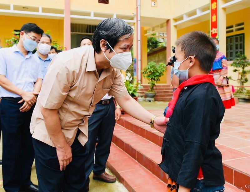 Bộ trưởng Bộ GD&ĐT Nguyễn Kim Sơn trò chuyện với học sinh Trường PTDTBT TH Bản Phố, huyện Bắc Hà (Lào Cai). Ảnh: Thế Đại