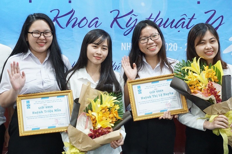 Võ Thị Cẩm Duyên (thứ 2 từ trái qua) cùng các bạn nhận giải thưởng về NCKH của Khoa Kỹ thuật Y sinh.