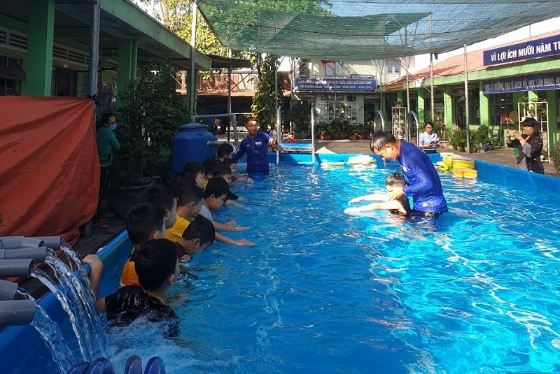 Dạy học bơi cho học sinh tiểu học 
ở Thuận An, Bình Dương.