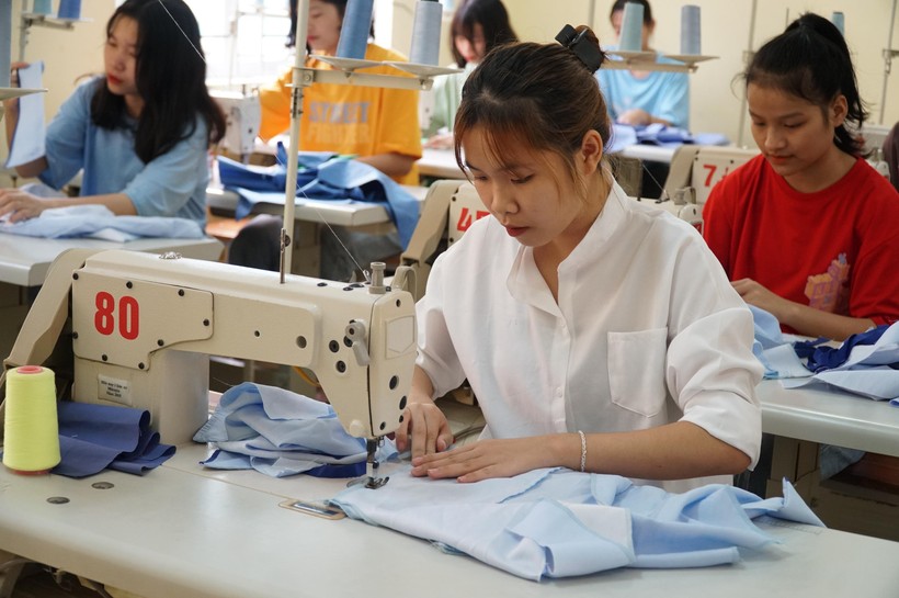 Nghề may được nhiều học sinh Nghệ An lựa chọn do trên địa bàn có nhiều doanh nghiệp cần lao động lĩnh vực này. Ảnh: TG