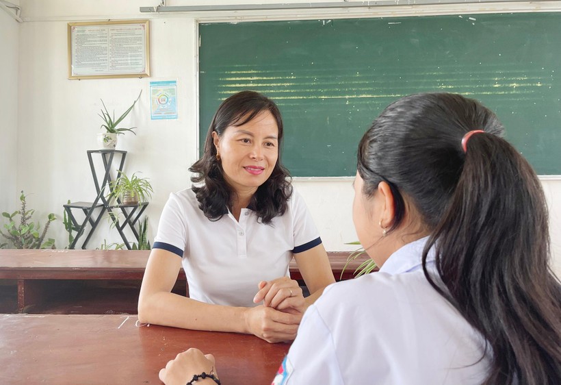 Cô Hoàng Thị Thu Trang - giáo viên Trường THCS Hải Lý thường xuyên tâm sự khi trò có chuyện khó nói. 