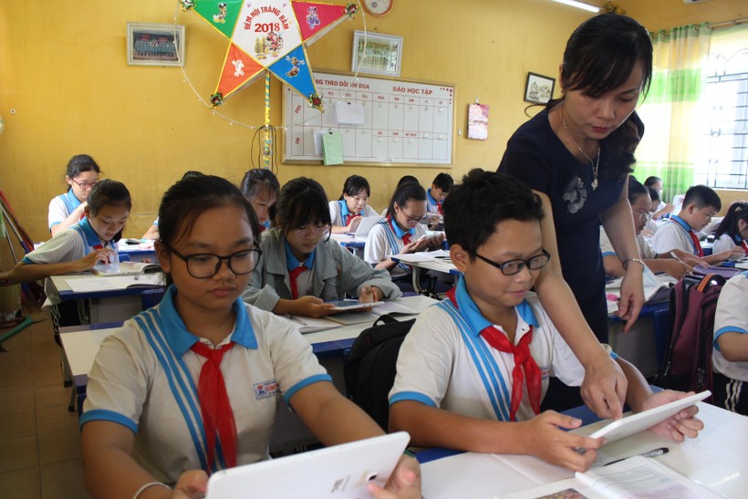 Cô Vũ Hải Lý, giáo viên Trường THCS Lê Quý Đôn (Quảng Yên) hướng dẫn học sinh tìm thông tin qua máy tính bảng.